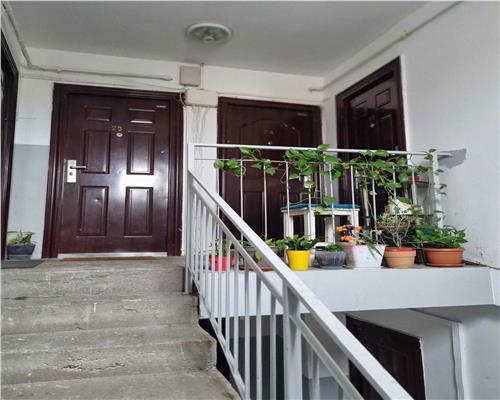 2 Camere, DECOMANDAT,  Mansarda - ZONA GIROCULUI